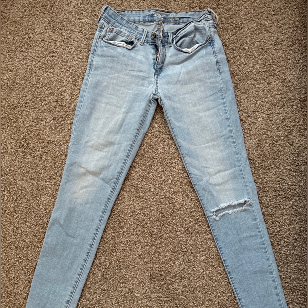 Light Blue Ripped Jeans – Trendy & Comfortable